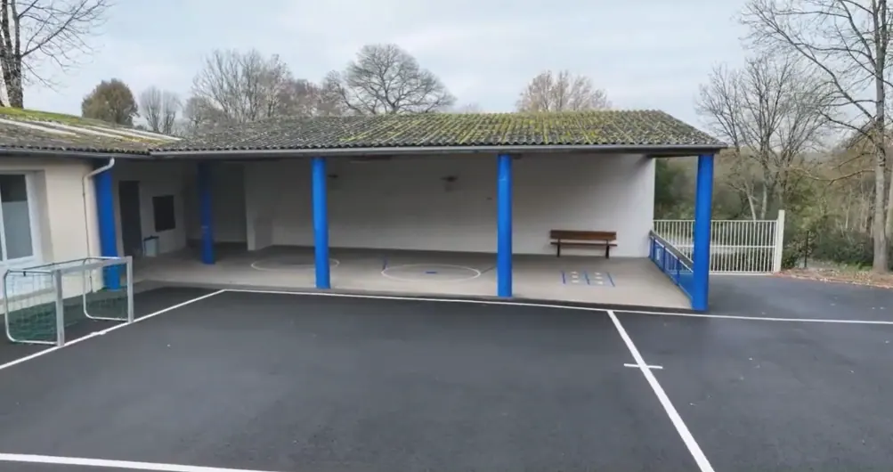 Cour ou espace extérieur de l’école